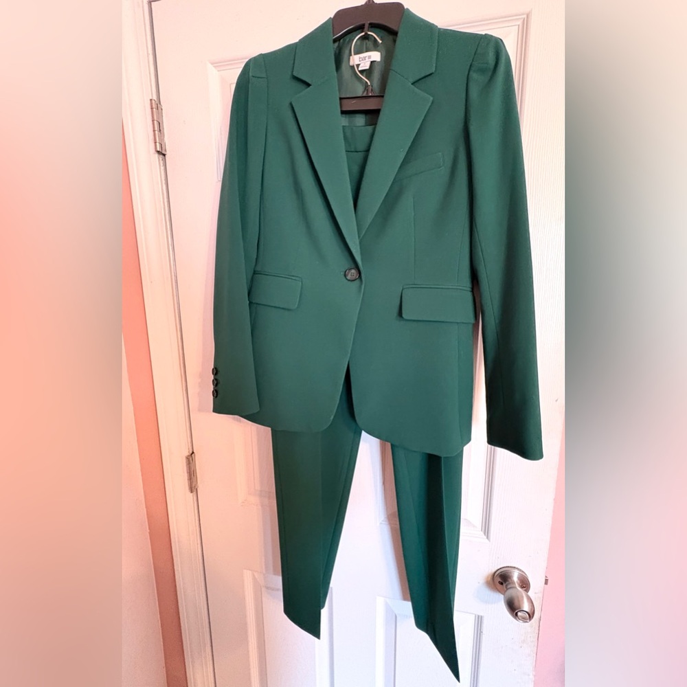Bar III Green Pantsuit with Elegant Tailoring